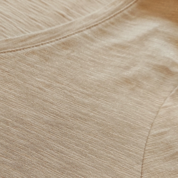 Chico's Cotton Slub Tee Top SS Basic Knit Side Slit V Neck Style Size 8 Sand NWT - Picture 5 of 9